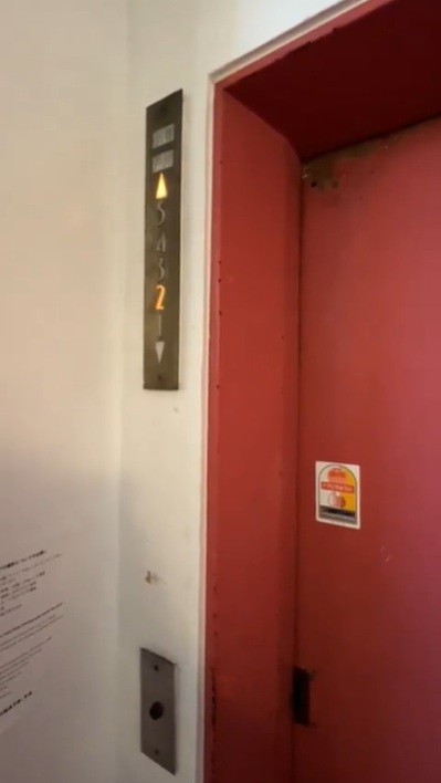 一見普通の古いエレベータですが、よく見ると手をかけられる箇所が（ぶたごりらさん提供）