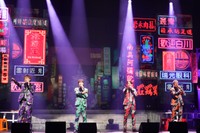 台湾の夜市をイメージした舞台セットが目を引く。左から酒井一圭、後上翔太、白川裕二郎、岩永洋昭（撮影：田中亜紀）