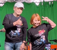 漫画家・タレントの浜田ブリトニー（右）とポーズを取る漫画家・平松伸二氏（中央）＝東京・浅草の「漫画ギャラリーＣＡＦＥ　オカオカ」