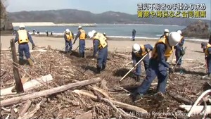 宮城・石巻市の海岸で東日本震災の行方不明者を捜索