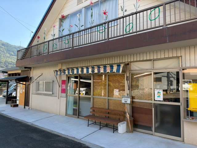 岡野商店の左脇に自販機がある／鞆（とも）さん（@henro0210）提供