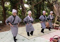 マチリでは次々と踊りが奉納された