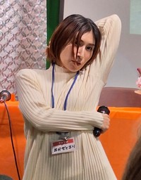 グラビアアイドル事務所の〝ありがちなポーズ〟の違いを表現するおかもとまり＝東京・浅草の「漫画ギャラリーCAFEオカオカ」