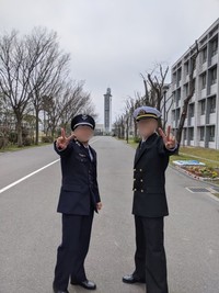 陸海空自衛官の任命式の後のはじめさん（左）。同期と、シンボルの時計台をバックに／はじめさん（@hajime20250823）提供