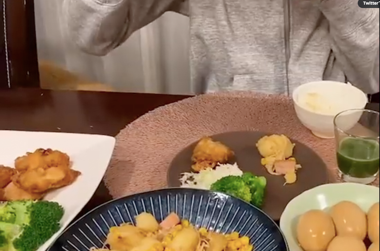 ごはんをゆっくり食べていたら…（イヌのまるとネコのさん さんのTwitterより）