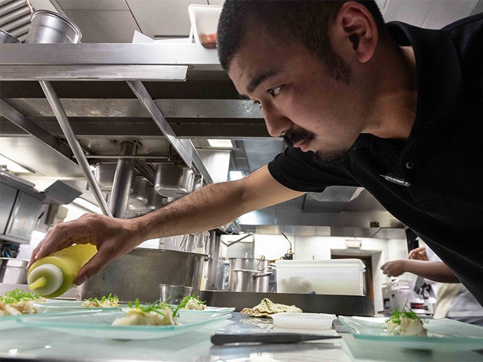 「アサドール・エチェバリ」の厨房で料理を盛り付ける様子。