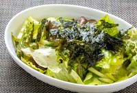 焼肉や韓国料理でよく登場する「チョレギサラダ」※画像はイメージです（midori_stock/stock.adobe.com）