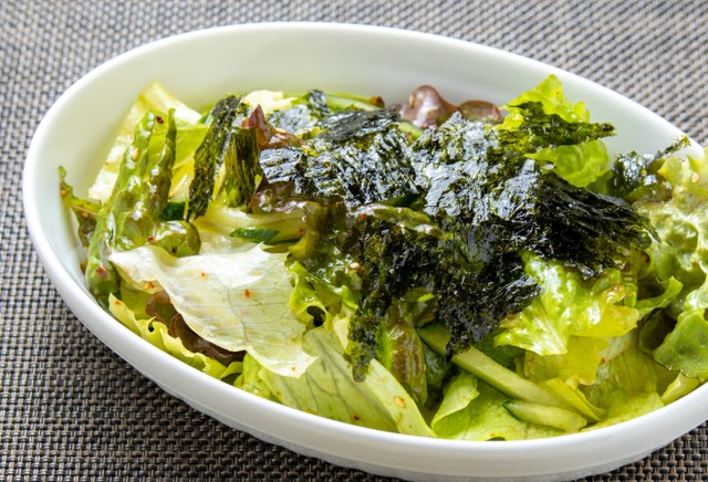 焼肉や韓国料理でよく登場する「チョレギサラダ」※画像はイメージです（midori_stock/stock.adobe.com）