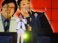 「第九回 上方漫才協会大賞」で大賞を受賞したダブルヒガシ・大東翔生（左）と東良介