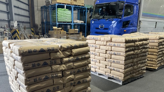 鳥インフルのまん延防止の緊急消毒　養鶏場への消石灰の配布を開始　岡山県