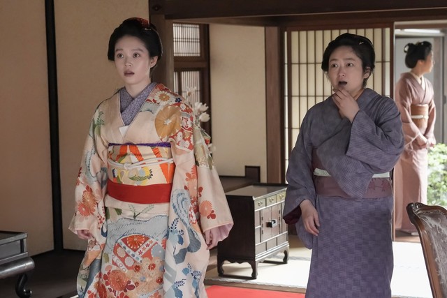 司之介のざんぎり頭に驚くトキとフミ（池脇千鶴）　(C)NHK