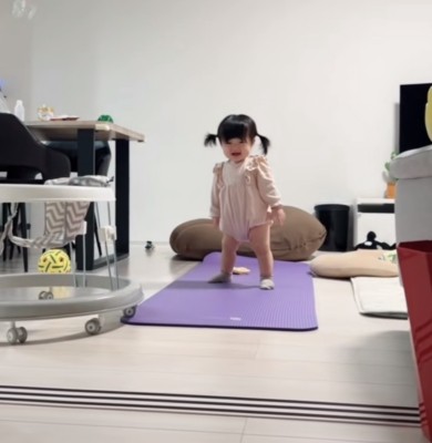 嬉しそうにタッチしている女の子。この後に人生初の…！？（提供：@saki_chan__さん）
