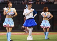 スペシャルダンスを披露するファイターズガールとKABA.ちゃん(中央)