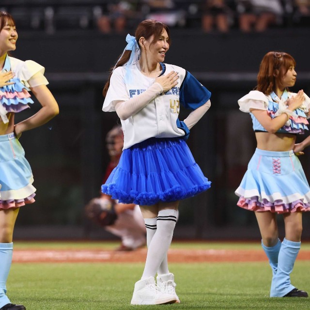スペシャルダンスを披露するファイターズガールとKABA.ちゃん(中央)