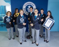 公式認定員の皆さん（前列向かって左がマクミラン舞さん／提供：ギネスワールドレコーズ）