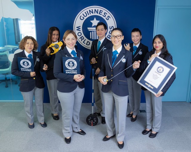 公式認定員の皆さん（前列向かって左がマクミラン舞さん／提供：ギネスワールドレコーズ）