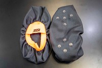 スベーネの布を応用し鋲を装着したスノーシューズ。