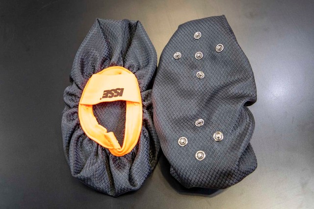 スベーネの布を応用し鋲を装着したスノーシューズ。