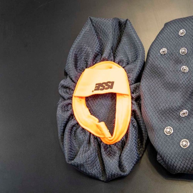 スベーネの布を応用し鋲を装着したスノーシューズ。