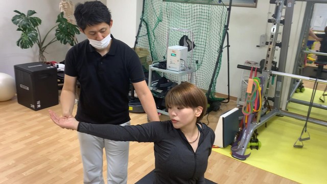 こちらはご紹介してないが、胸の筋肉のストレッチ。右腕の肘を伸ばし、手のひらを天井に向けたまま水平に右へ、斜め後ろまで持っていく。無理のない範囲で。二の腕にも効きそう