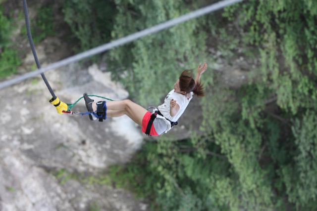 偉いお坊さんはバンジージャンプをしても脳波が乱れないと噂だが…