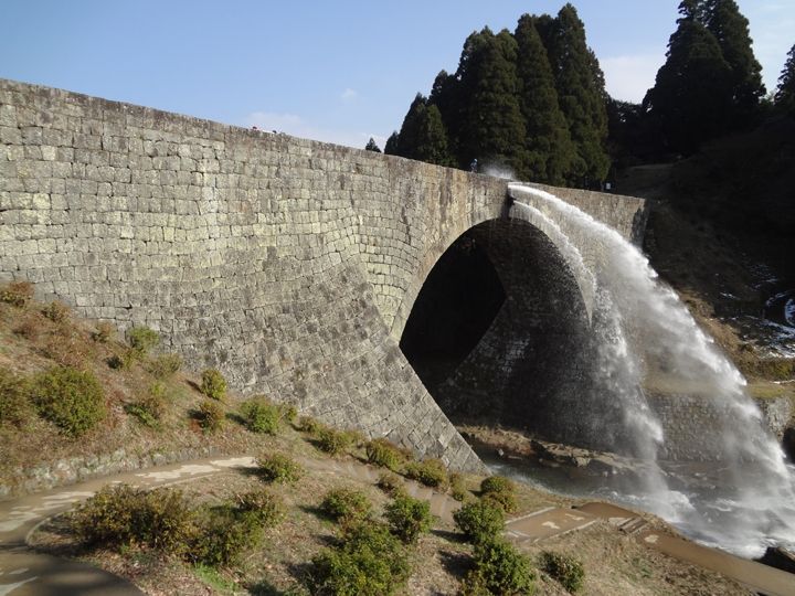 国宝・通潤橋の全景（熊本県山都町）［撮影: 山尾敏孝］
