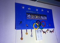 手作りのオリンピックシンボルと…メダルも？（提供）