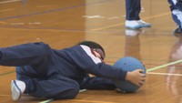 小学生が「ゴールボール」を体験