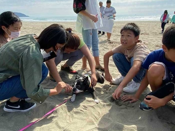 小学生に囲まれる「いくら」