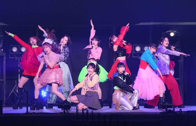 横浜アリーナで躍動するアンジュルム＝2025年6月18日撮影