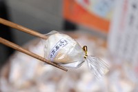 宮崎名物・餃子がおみくじに！ ピンときたものをお箸で