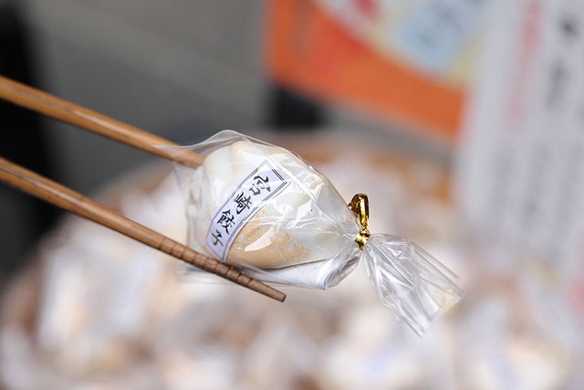 宮崎名物・餃子がおみくじに！ ピンときたものをお箸で