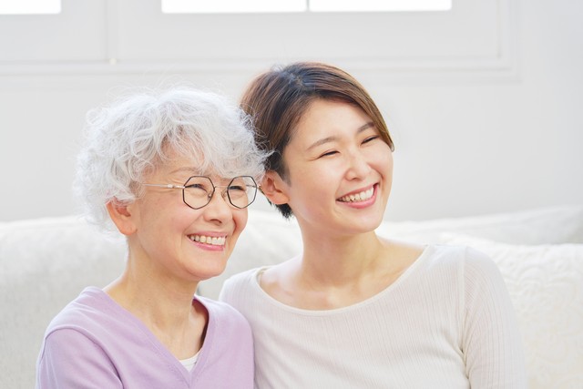 笑顔の娘と高齢の母※画像はイメージです（siro46/stock.adobe.com）
