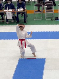 大会で形をする由凪さん（画像提供：由凪（ユナ）さん）