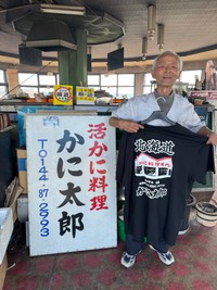 休業前の山下敏男さん。サービス精神豊かな人柄で名物店主として知られていた（山下康さん提供）