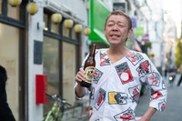 ビール瓶を手に町を歩く玉袋筋太郎
