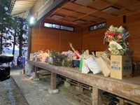 消防法の運用強化で林野火災警報が出た場合、当日は火を使わず、古札などを預かるだけの対応になるという（手塚純一さん提供）