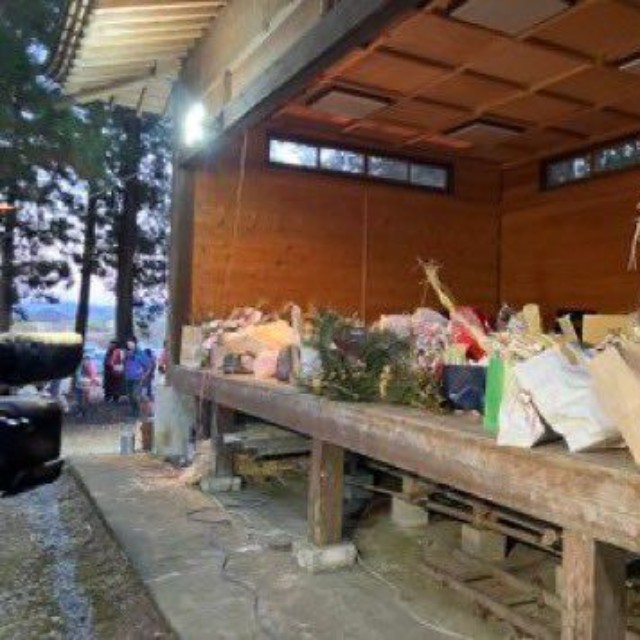 消防法の運用強化で林野火災警報が出た場合、当日は火を使わず、古札などを預かるだけの対応になるという（手塚純一さん提供）