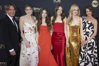 （左から）キース・アーバン、サンデー・ローズ・キッドマン・アーバン、フェイス・マーガレット・キッドマン・アーバン、シベラ・ホーリー、ニコール・キッドマン、アントニア・キッドマン©ビリー・ベナイト／ズーマ・プレス・ワイヤー／共同通信イメージズ