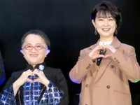 米良美一（左）と小島奈津子アナウンサー＝2022年