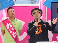 参院選に比例区から出馬することを表明した水道橋博士（右）