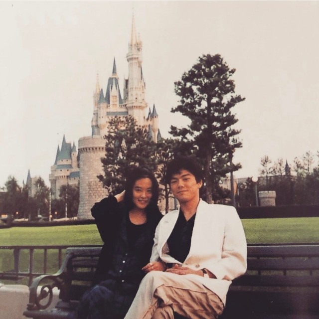 尾崎繁美さん「二人で行った初めての東京ディズニーランド」（尾崎繁美（@shigemi.ozaki）さんのインスタグラムより）