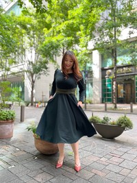 ふんわり広がるシルエットを生かし大きなポケットがついている