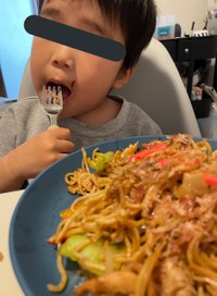 後日、焼きそばを作ってもらうと嬉しそうに頬張った。