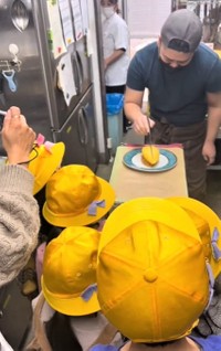 オムレツを割ると歓声を上げる子どもたちの動画がTwitter上で大きな話題を集めた（オムライスのプロさん提供、Twitterよりキャプチャ撮影）