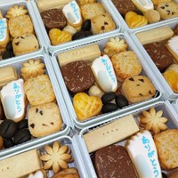 内祝いに用意したという手作りのクッキー缶／しろさん（@i010_511）提供