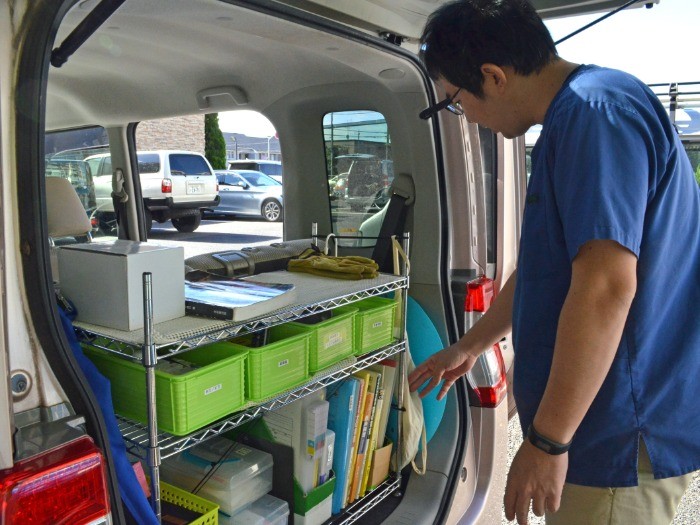 桜井院長の診察用の車は医療器具などがぎっしり