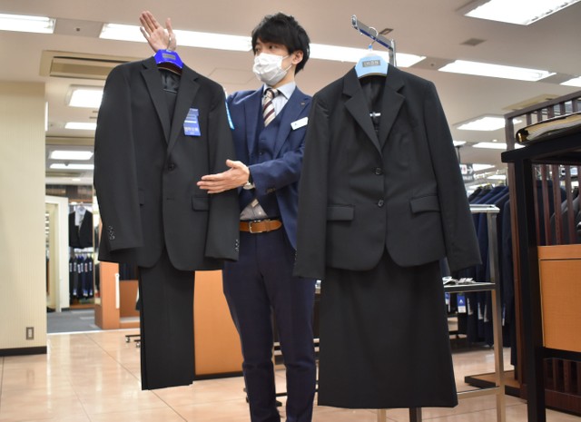 ４泊５日で３９００円はお得？ 洋服の青山が就活スーツのレンタルを 