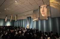 『真珠の耳飾りの少女』の展示空間。列に並んで、少しずつ進みます