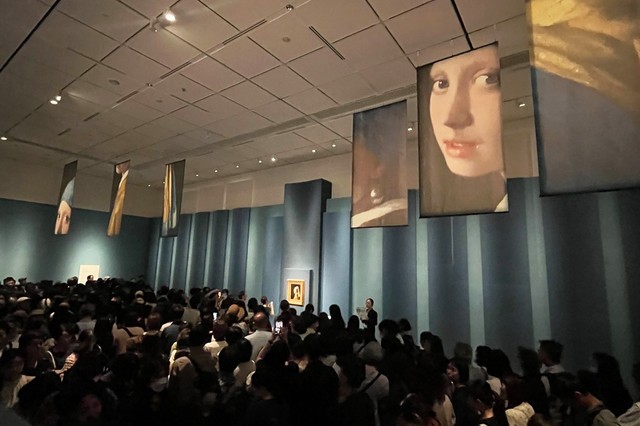 『真珠の耳飾りの少女』の展示空間。列に並んで、少しずつ進みます